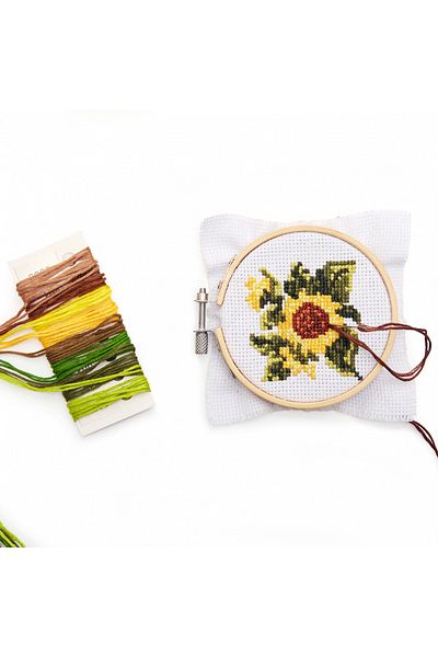 Kikkerland Mini Cross Stitch Embroidery Set – Sunflower