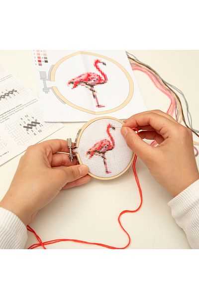 Kikkerland Mini Set de Broderie in Cruciulita – Flamingo