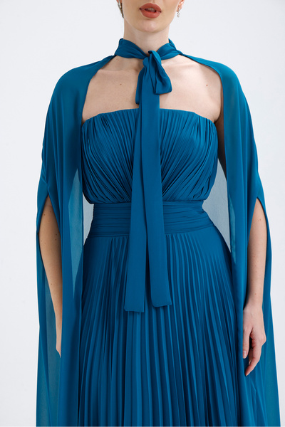 Atelier Pret 𝐀𝐃𝐄𝐋 Straplez Yakalı Pliseli Şifon Pelerinli Abiye Elbise