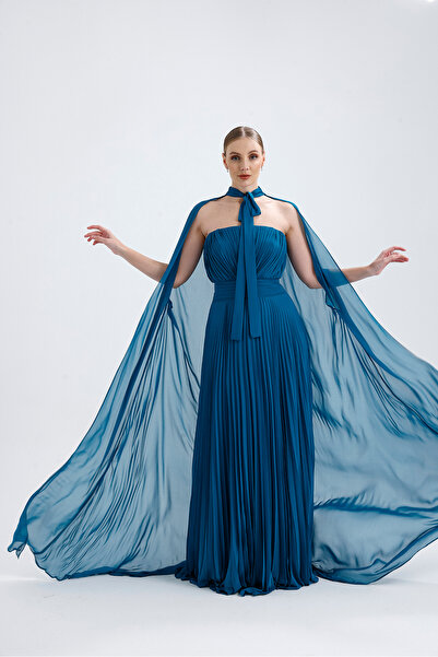 Atelier Pret 𝐀𝐃𝐄𝐋 Straplez Yakalı Pliseli Şifon Pelerinli Abiye Elbise