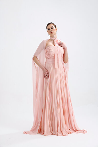 Atelier Pret 𝐀𝐃𝐄𝐋 Straplez Yakalı Pliseli Şifon Pelerinli Abiye Elbise