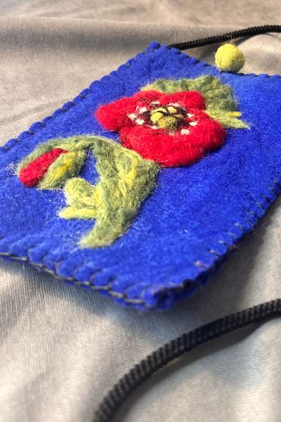 Uretti - Geantă Tulin 3528, lucrată manual cu broderie cu flori roșii, din pâslă - albastru
