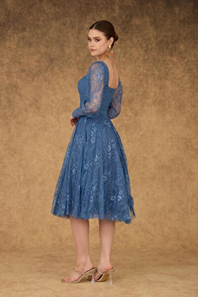 Carmen Indigové krajkové zásnubní večerní šaty se čtvercovým límcem