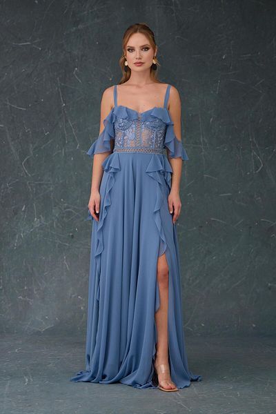 Carmen Indigoblaues Abendkleid mit Spitzenschlitz und Volantoberteil