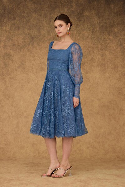 Carmen Indigové krajkové zásnubní večerní šaty se čtvercovým límcem