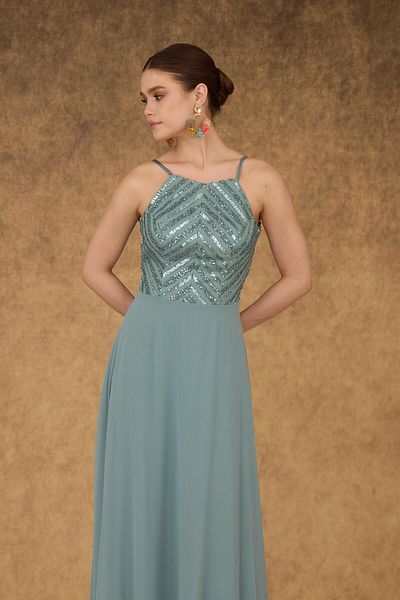 Carmen Langes Abendkleid mit Çağla-Trägern und Pailletten