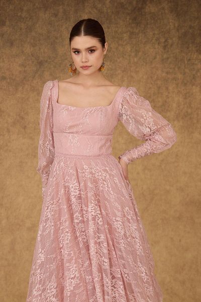 Carmen Verlobungsabendkleid mit puderfarbener Spitze und quadratischem Ausschnitt