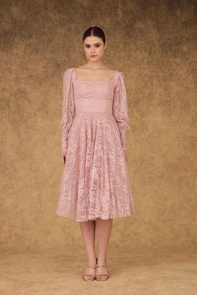 Carmen Verlobungsabendkleid mit puderfarbener Spitze und quadratischem Ausschnitt