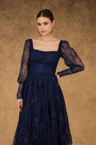 Carmen Marineblaues Verlobungsabendkleid aus Spitze mit quadratischem Ausschnitt
