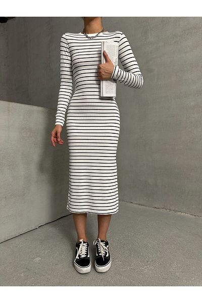 BEJNA Weißes gestreiftes Stretch-Strickkleid – lange Ärmel und Schlitzdetail