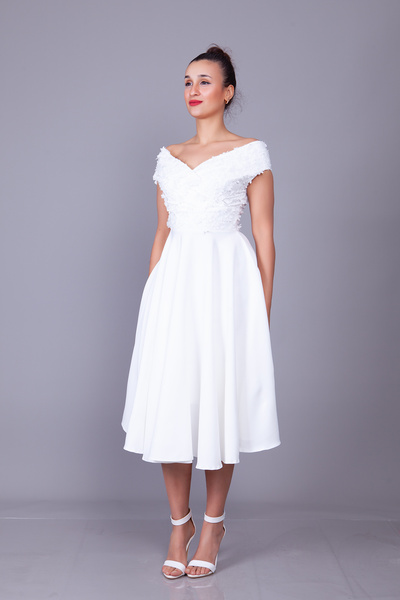 Bidoluelbise Beyaz Kayık Yaka Çiçekli Tül Detay Midi Boy Abiye Elbise