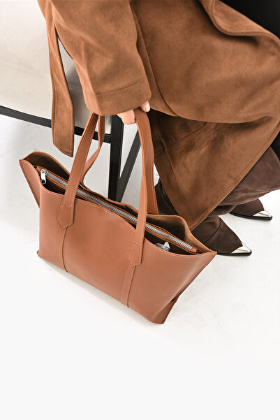 By EDUU ByEDUU ЧОРНА СУМКА З ЗАСТІБКОЮ-ЗАСТІБКОЮ З ШТУЧНОЇ ШКІРИ З ВЕЛИКИМИ ПЛЕЧАМИ