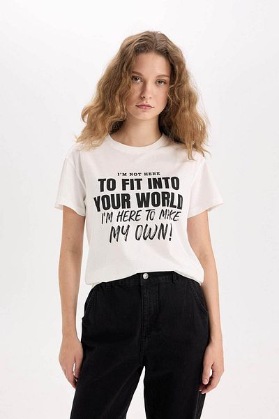 DeFacto Bedrucktes Kurzarm-T-Shirt mit normaler Passform und Rundhalsausschnitt D9599AX25SM