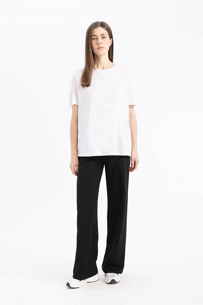 DeFacto Basic-Kurzarm-T-Shirt aus gekämmter Baumwolle mit normaler Passform und Rundhalsausschnitt W9584az25sp