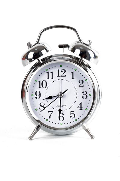 Jetcom Beyaz Klasik Pilli Masa Saati Alarm Nostalji Dekoratif Çalar Saat 17 Cm