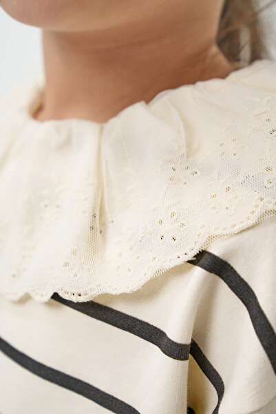 Minipodyum Set din două piese pentru fetiță, cu guler brodat și colanți evazați cu dungi