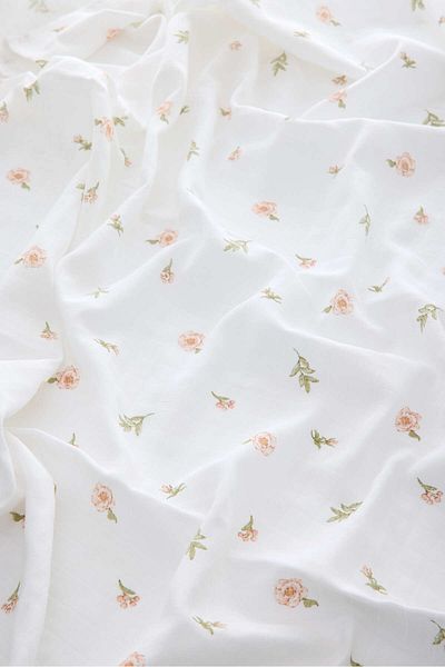 Caline Baby Muslin Cloth Cover Rose Pattern - White 120X120 cm + 4 Mouth Wipes