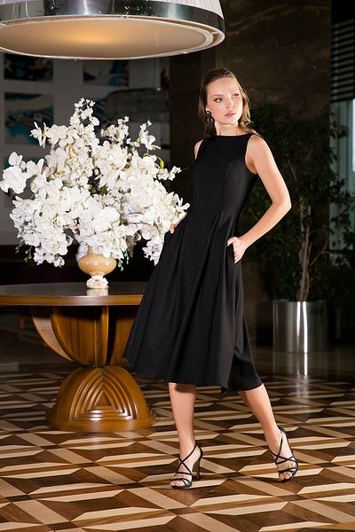 Lela Μίντι φόρεμα με πλισέ με λαιμόκοψη Regular Fit - με τσέπες 6051963