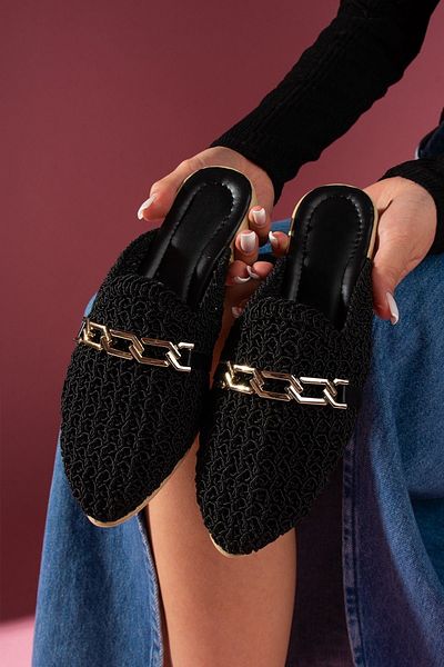 FUGA MODA Черни пантофи с бродиран колан Novella с верижка и детайли, затворени отпред