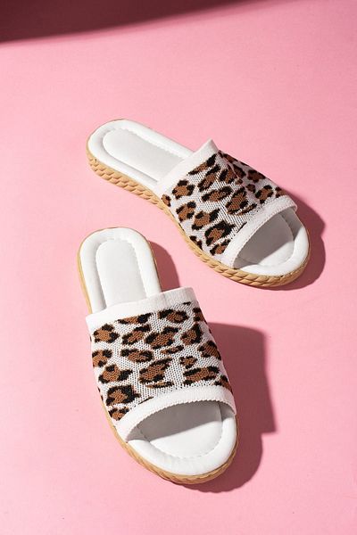 FUGA MODA Papuci de tricotaj Lorenza cu fundal alb cu model leopard