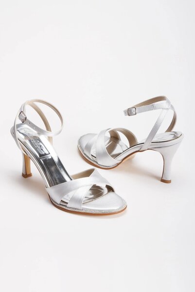 elvinshoes حذاء كيندال نسائي فضي بحزام متقاطع من الساتان للسهرة