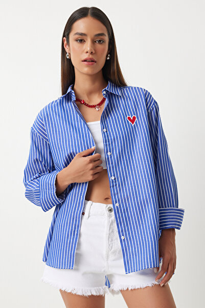 Lovelyİstanbul Cămașă supradimensionată din popelin cu dungi brodate cu inimă...