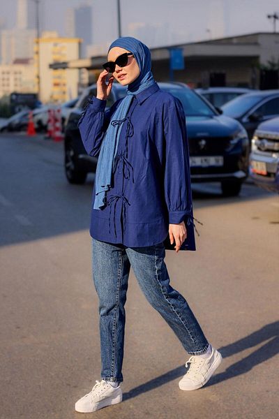 LOCCO Γυναικείο πουκάμισο με λεπτομέρεια με κορδέλα σε οβάλ κομμένο μπλε ναυτικό