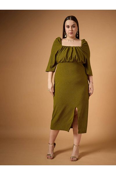 Sassafras By Styli فستان ميدي غمد بمقاس كبير مع تفاصيل مكشكشة لامعة
