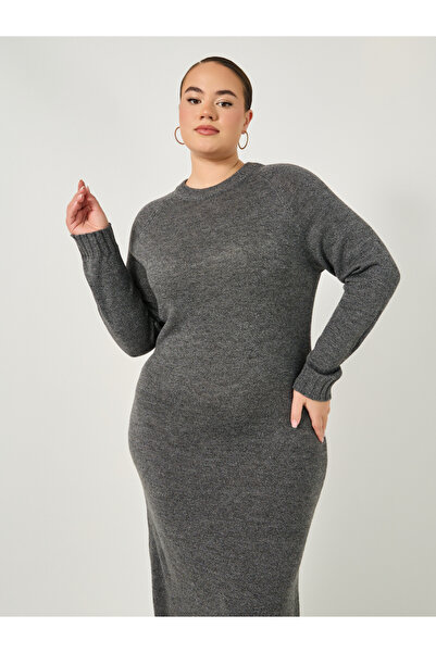 Styli فستان ماكسي سادة بأكمام طويلة ومقاس كبير