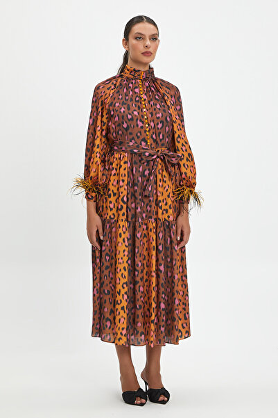 SERPİL Kadın Uzun Elbise - Leopar Desenli, Tüy Detaylı Kol ve Beli Bağlamalı, Şık ve Zarif Tasarım