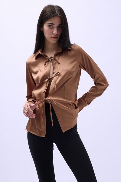 Black Fashion Тъмнобежова сатенена риза с детайли за вратовръзка