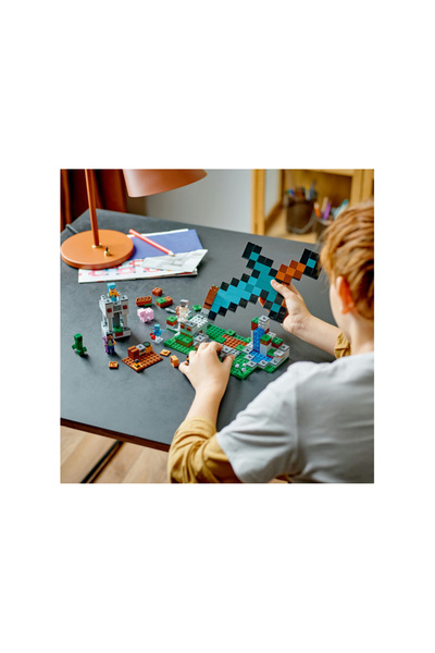 LEGO ® Minecraft® Kılıç Üssü 21244 - 8 Yaş ve Üzeri Çocuklar için Oyuncak Yapım Seti (427 Parça)