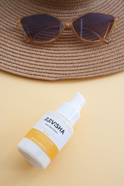 jijivisha Sonnenschutzmittel mit hohem Schutz – gegen Hautunreinheiten und Anti-Aging, 50 ml (natürliches, glänzendes Finish), 60 ml