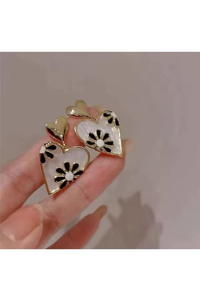 Pelin Aksesuar Black and White Flower Pattern Heart Earrings