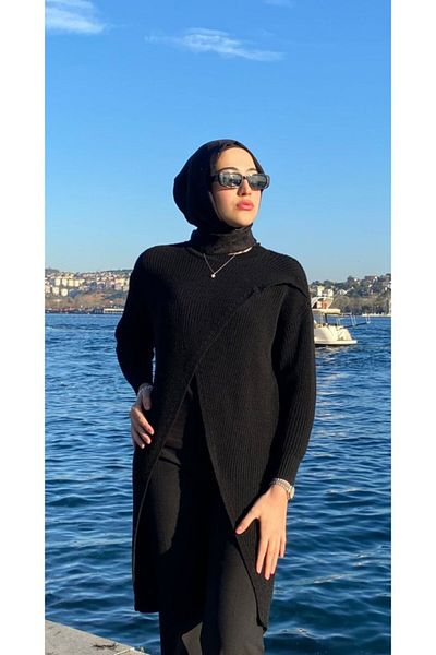 leyla sanat sanata yeni bir bakış açısı Leyla Art Art a New Perspective Women's Long Sleeve Crew Neck with Front Diagonal Cut Detail
