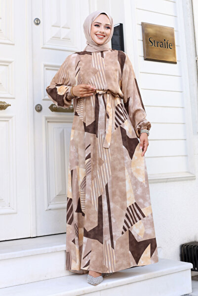 Tesettür Dünyası Długa sukienka z paskiem w geometryczny wzór, wykonana z wiskozy TSD240712 Brązowa