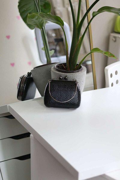 Moom Bag Geantă de mână pentru rochie de seară cu clemă de inimă, cu mâner din metal, cu model negru