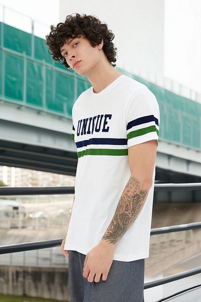 Trendyol Collection Біла футболка звичайного крою з принтом для коледжу з бавовни 100 % TMNSS20TS1836