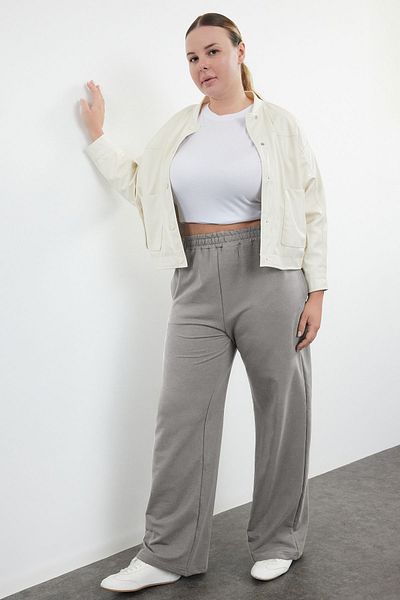 Trendyol Curve Graue, dünne Strick-Jogginghose in Übergröße – TBBAW23AJ00007