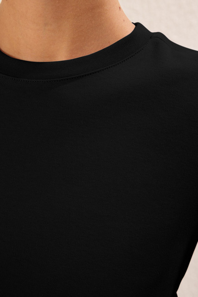 Trendyol Collection Μαύρο ύφασμα Tok Crew λαιμόκοψη κοντό μανίκι κανονικό/κανονικό πλεκτό μπλουζάκι TWOSS25TS00002