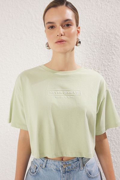 Trendyol Collection Mátové 100% bavlněné uvolněné/pohodlné pletené tričko s vysokým potiskem TWOSS25TS00084