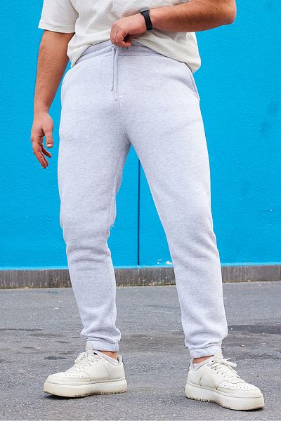 Trendyol Collection Graue Jogginghose aus Fleece/warm mit elastischem Bein – normale Passform TMNAW22EA0346