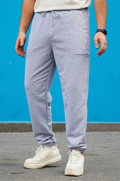 Trendyol Collection Graue, melierte Jogginghose mit Nähten – normaler Schnitt, Taschen mit Etikettenapplikation TMNSS23EA00010