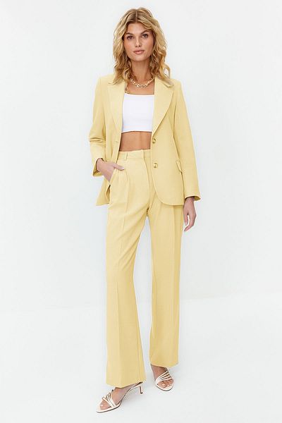 Trendyol Collection Gelbe, gerade geschnittene, plissierte Hose in limitierter Auflage TWOAW23PL00401
