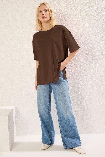 Trendyol Collection Hnědá Udržitelná modalová tkanina Oversize/Wide Fit Pletené tričko Twoss25Ts00125