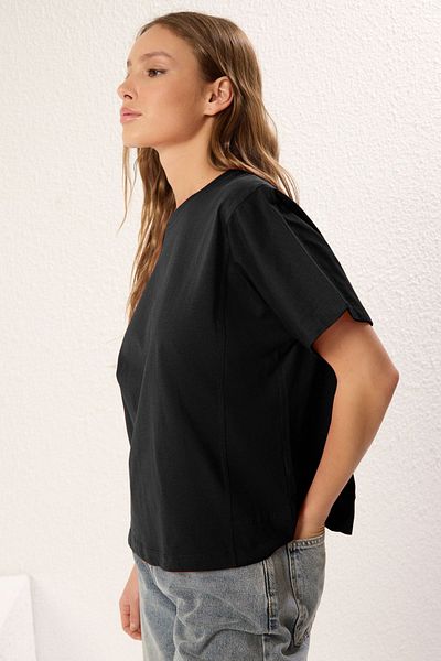 Trendyol Collection Tricou negru, 100% bumbac, cu potrivire confortabilă - Detaliu de cusut, TWOSS25TS00066