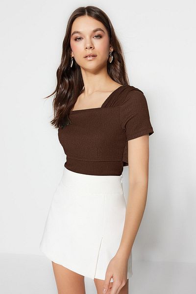 Trendyol Collection Brauner gestrickter Body mit asymmetrischem Kragen – sitzender Body mit Druckknopfverschluss TWOSS23BD00060