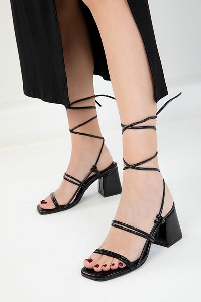 SOHO Klassische Damenschuhe mit Absatz aus schwarzem Lackleder 20281