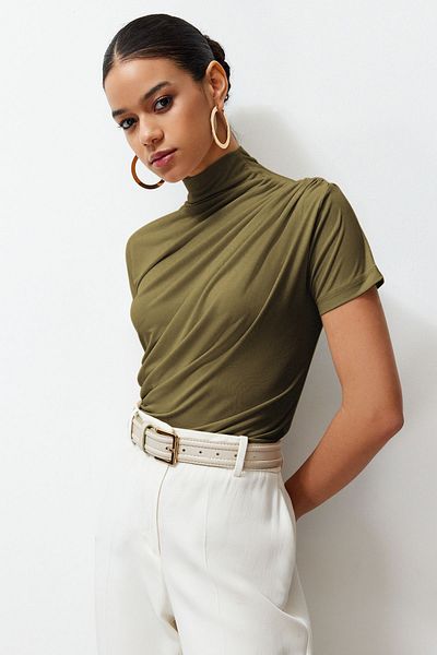 Trendyol Collection Dehnbare, öliggrüne, kurzärmlige Bluse mit drapiertem Detail – Stehkragen, figurbetont TWOSS24BZ00426