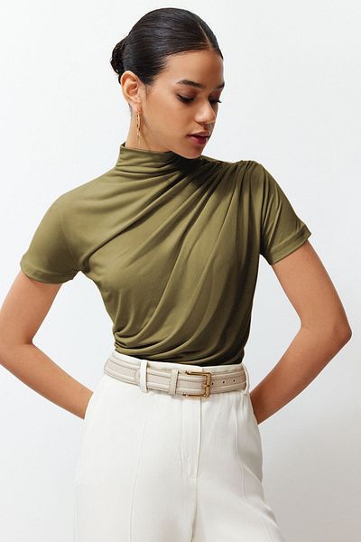 Trendyol Collection Dehnbare, öliggrüne, kurzärmlige Bluse mit drapiertem Detail – Stehkragen, figurbetont TWOSS24BZ00426